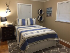 2 bedrooms, iron/ironing board, free WiFi, bed sheets - Quiet, Charming Lake Front Home with Kayaks,  2 Guest Maximum (Hot Springs)