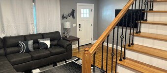 HOT TUB! GAME ROOM! BIG 8-Beds 4BR 4BA GRILL EASY 10 mins TO dwntown QUIET AREA!