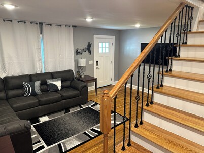 HOT TUB! GAME ROOM! BIG 8-Beds 4BR 4BA GRILL EASY 10 mins TO dwntown QUIET AREA!