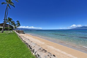 Sur la plage, chaise longue, serviettes de plage