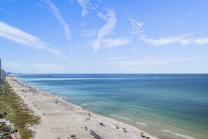 Rannalla, aurinkotuoleja