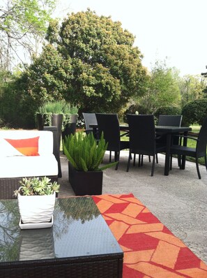 Outdoor dining - Mid-century modern ranch on Sedgefield Country Club golf course (Greensboro)