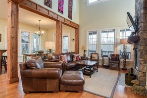 Una Smart TV, una chimenea, un reproductor de DVD