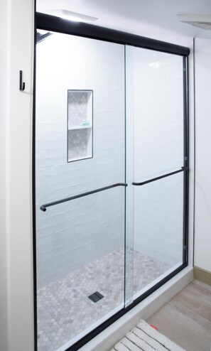 Combined shower/tub, hair dryer, towels, soap