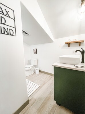 Combined shower/bathtub, hair dryer, towels, soap - Updated barn apartment near Strasburg, Sight & Sound Theatre in Amish Country (Quarryville)