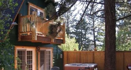 Moonridge Ozone Spa Cabin- Pets are Free! Enclosed deck, Flat parking 2026-0155