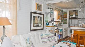 Téléviseur connecté, lecteur de DVD, livres, sélection de films