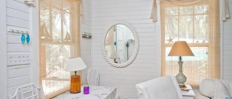 TV connectée, lecteur de DVD, livres, vidéothèque