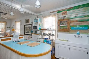 Interior - Short walk to town center,restaurants, shops, entertainment, beach and river. (Tybee Island)