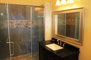 Banyera, banyera d'hidromassatge, assecador de cabells i bidet 