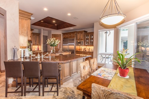 Paradise Valley Estate With Pool, Game Room And Near Entertainment!