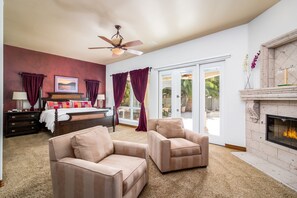 5 quartos, ferros/tábuas de passar roupa, berço de viagem