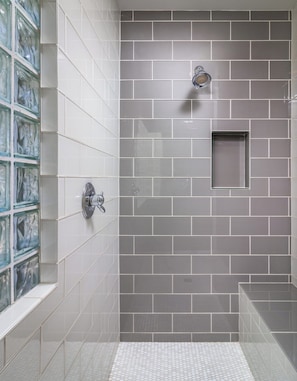 Combined shower/bathtub, hair dryer, towels, soap - Paradise Valley Estate With Pool, Game Room And Near Entertainment! (Paradise Valley)