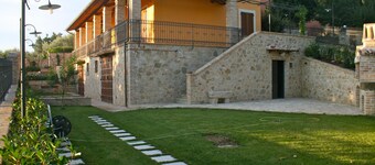 Antico casale e piscina sulle colline umbre tra Foligno e Assisi (054018-31929)