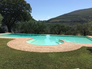Outdoor pool - Old Country House and pool In Umbrian Hills Between Foligno And Assisi (Foligno)