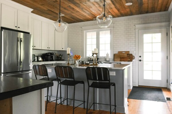 Réfrigérateur, four à micro-ondes, un four, surface de cuisson