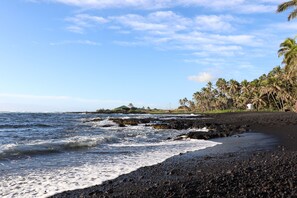 靠近海滩、沙滩椅、沙滩毛巾