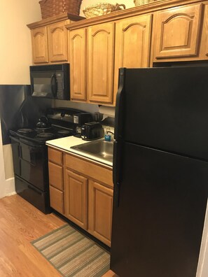 ثلاجة، ميكروويف، فرن، موقد طهي مسطح