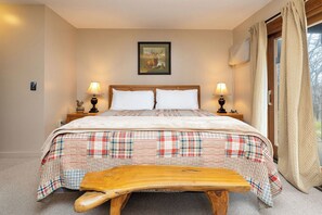 3 bedrooms, desk, iron/ironing board, free WiFi - Recent improvements, walk to events, trails and slopes (Wintergreen)