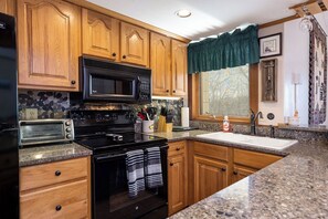 Fridge, microwave, oven, stovetop - Recent improvements, walk to events, trails and slopes (Wintergreen)