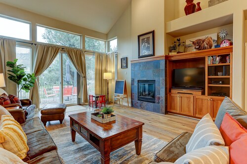 Retreat on the Butte: On The Creek Luxury, Town Home with hot tub