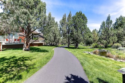 Retreat on the Butte: On The Creek Luxury, Town Home with hot tub