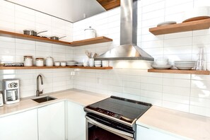 Refrigerador, microondas, horno y parrilla de estufa