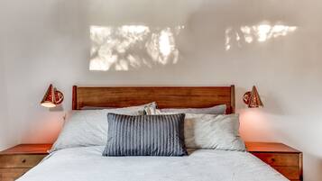 1 bedroom, travel cot, free WiFi, bed sheets