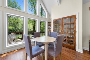 Dining - Dahlonega Chalet on the Chestatee River. Very private and family friendly. (Dahlonega)