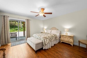 3 bedrooms, iron/ironing board, travel cot, WiFi - Dahlonega Chalet on the Chestatee River. Very private and family friendly. (Dahlonega)