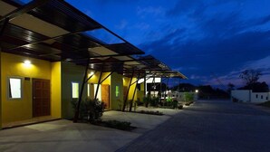 A modern building with a covered walkway and a paved driveway. - The Moonlight Resort (Ban Chang)