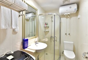 Dusche, kostenlose Toilettenartikel, Haartrockner, Hausschuhe