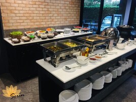 Montaje de bufé con diferentes alimentos y condimentos.