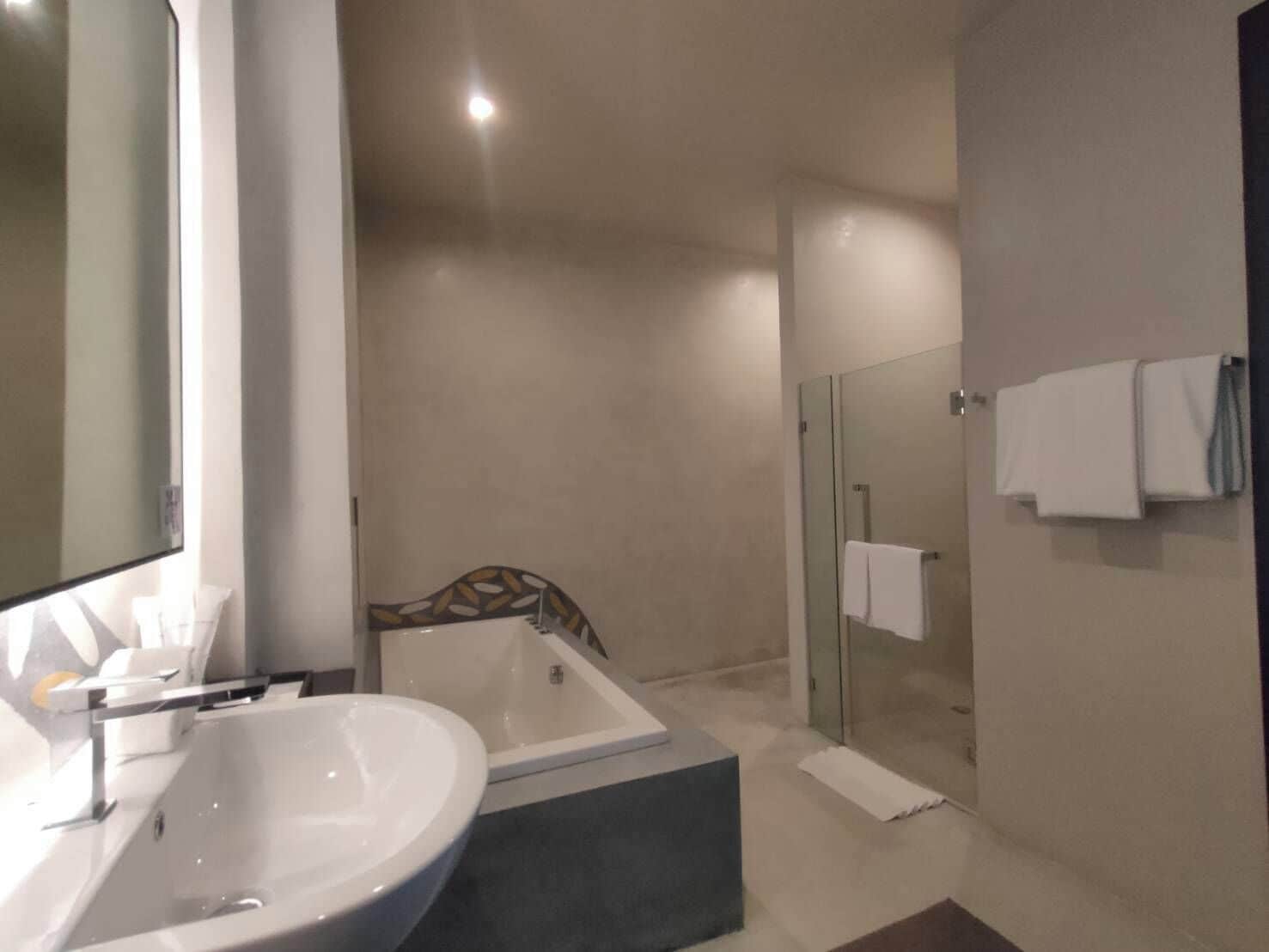 family triple room | bathroom | free toiletries, hair dryer, towels