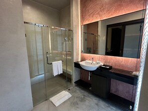 Zweibettzimmer | Badezimmer | Kostenlose Toilettenartikel, Haartrockner, Handtücher