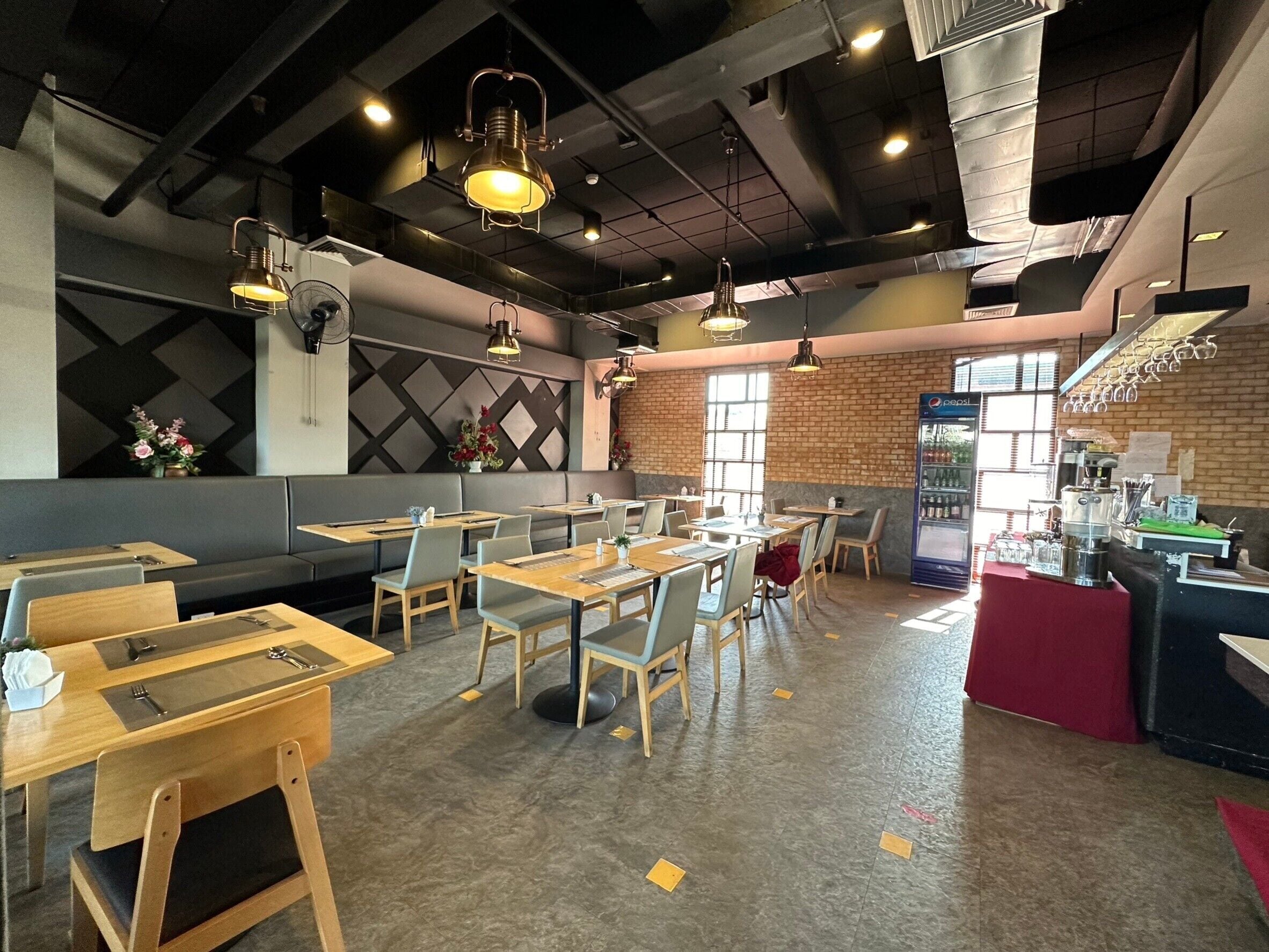 breakfast, lunch, dinner served; international cuisine