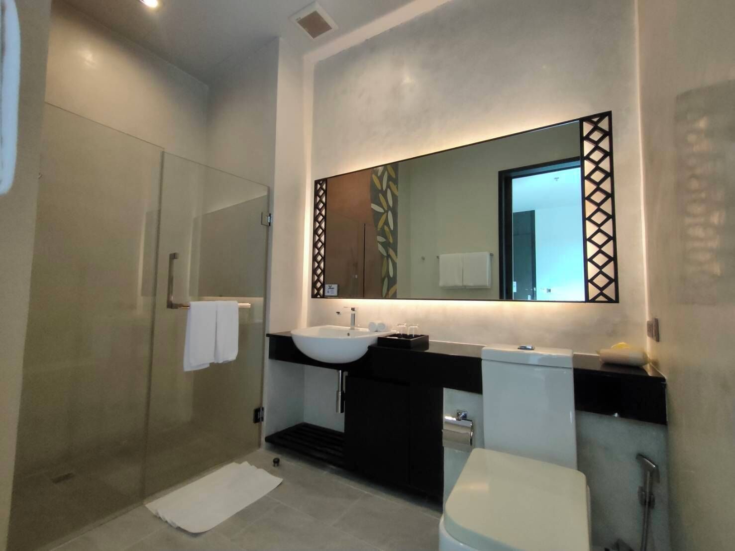 deluxe double room | bathroom | free toiletries, hair dryer, towels