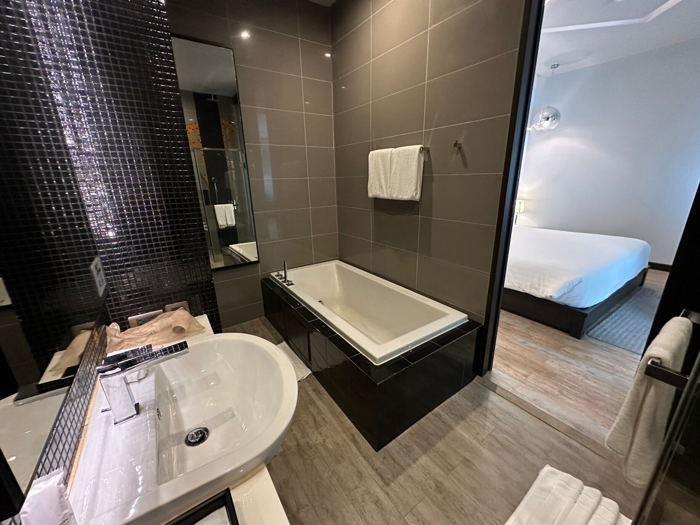 suite | bathroom | free toiletries, hair dryer, towels