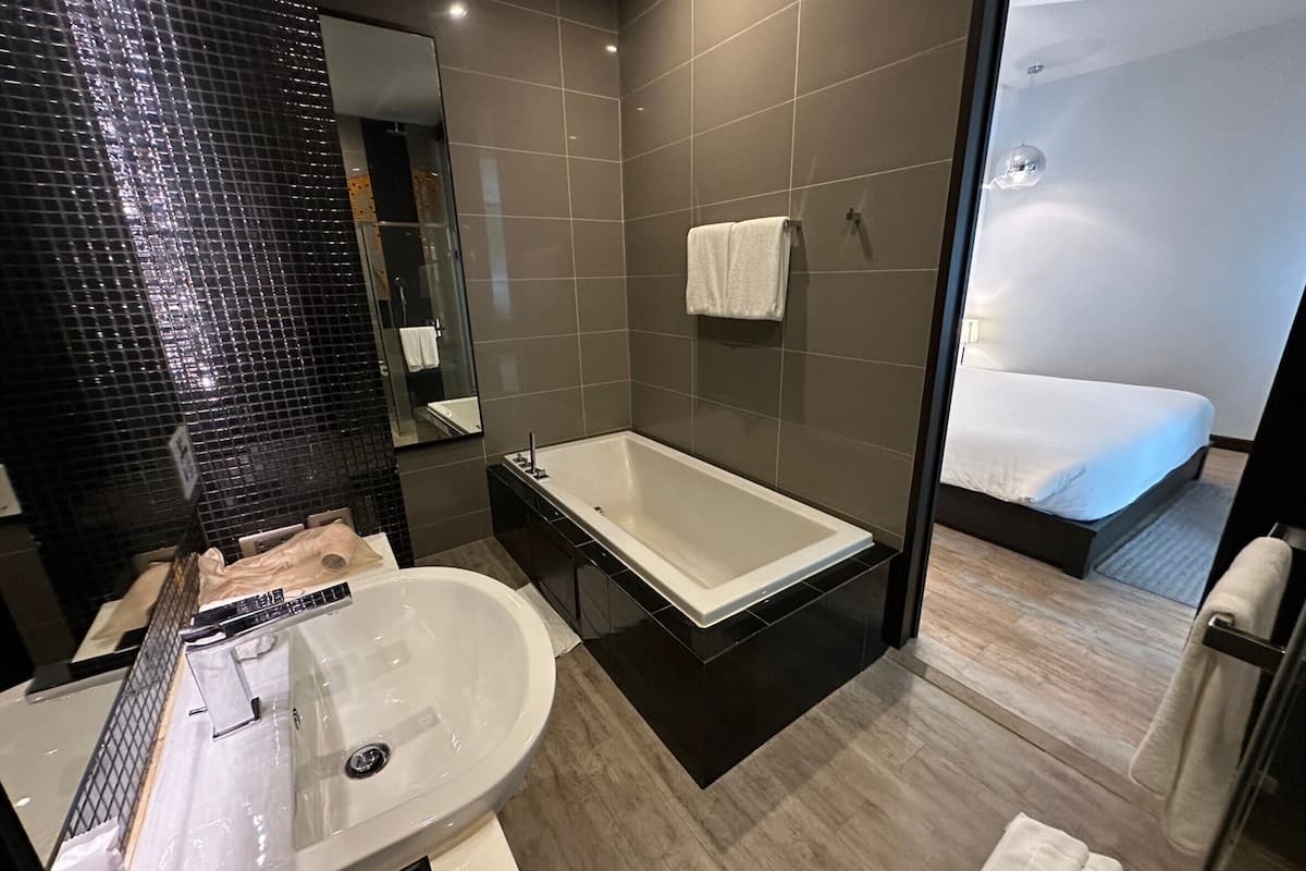 suite | bathroom | free toiletries, hair dryer, towels