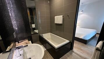 Suite | Bathroom | Free toiletries, hair dryer, towels