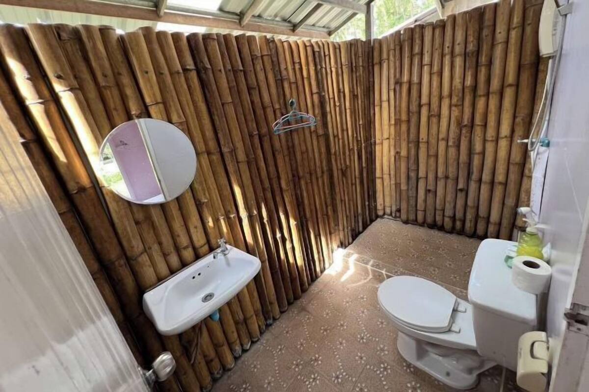 Douche, articles de toilette gratuits, serviettes fournies, savon