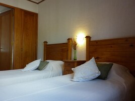 Sistema de insonorización y tabla de planchar con plancha