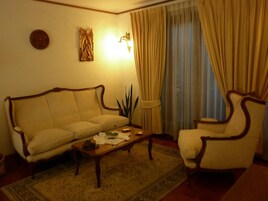 Una televisión de pantalla plana, un reproductor de DVD