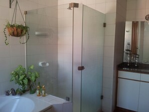 Baignoire à jets, articles de toilette gratuits, sèche-cheveux