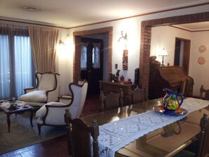 Flat-screen TV, DVD player, iPod dock, pay movies - 816 B&B (Mendoza)