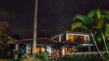 Fachada de la propiedad por la tarde o noche