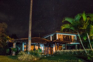 Fachada da propriedade à noite