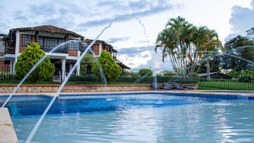 Piscina a l'aire lliure, para-sols i gandules