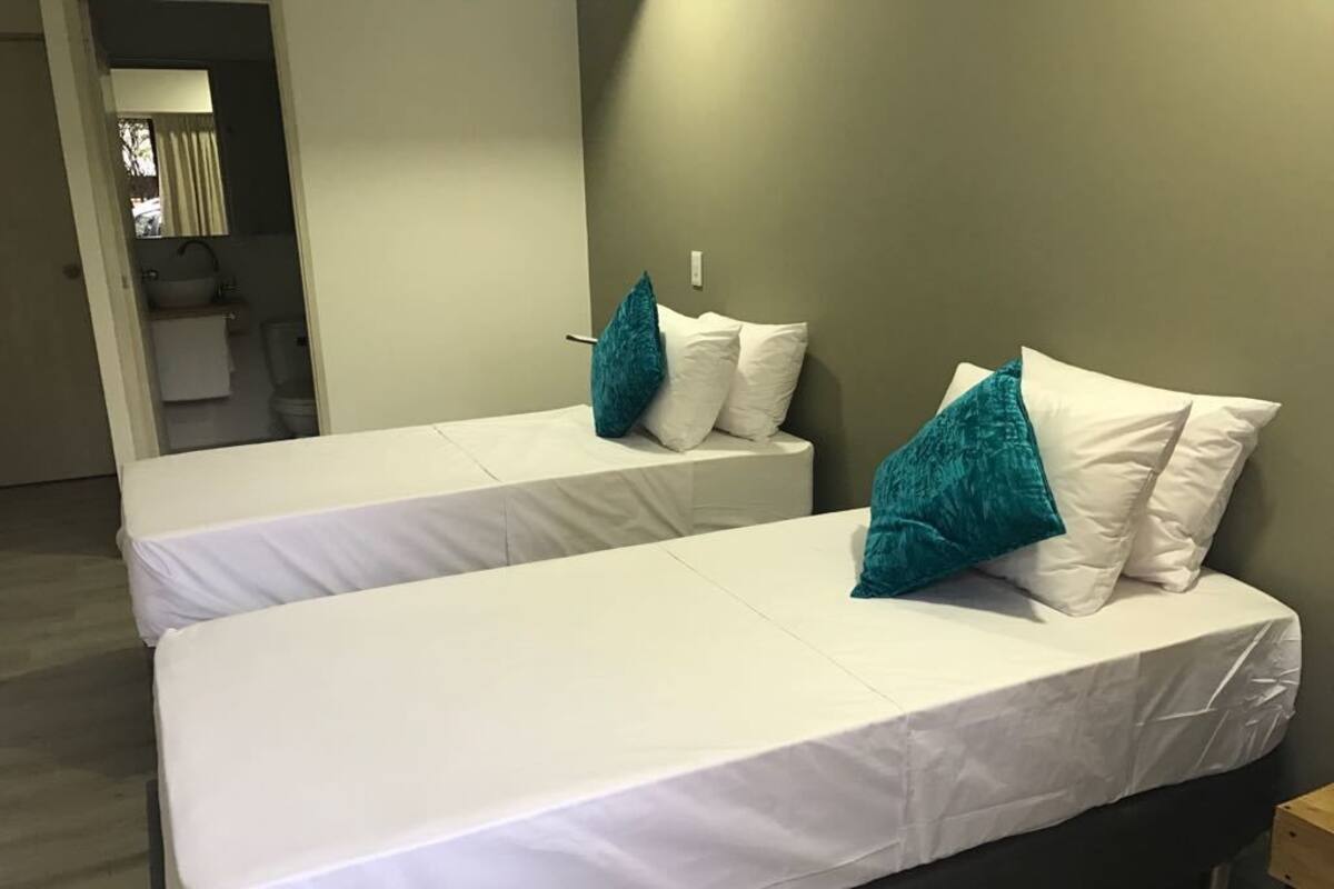 Quarto triplo | Ferros/tábuas de passar roupa, camas extras/dobráveis (sobretaxa)