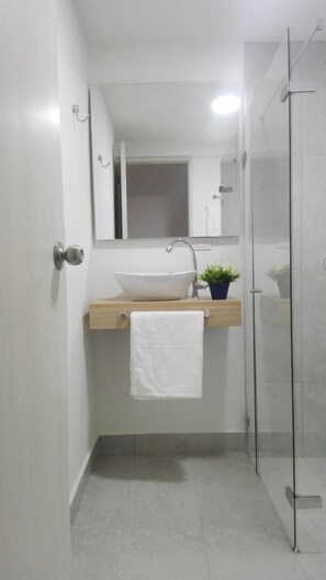 Quarto casal, 1 cama de casal | Banheiro | Chuveiro, produtos de toalete grátis, toalhas de banho